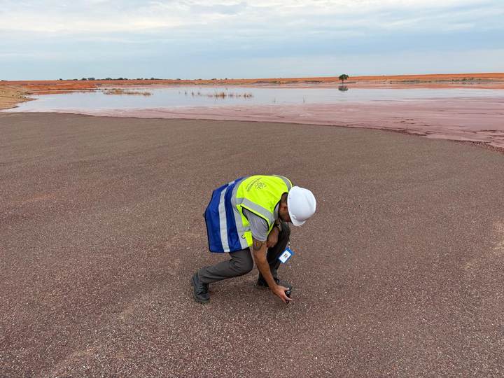 Técnico a medir a radiação numa área mineira
